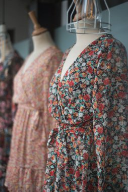 Moda galerisinde manken üzerine eski moda elbiseler.