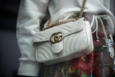 Gucci 'nin lüks bir moda mağazasında verdiği bej rengi deri çanta.