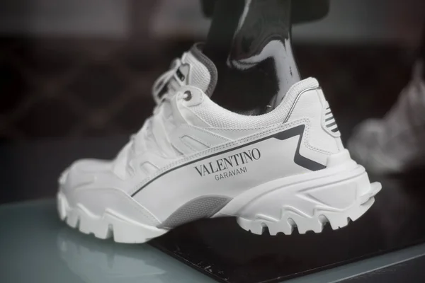 Белые кроссовки Валентино в фешенебельном салоне — стоковое фото