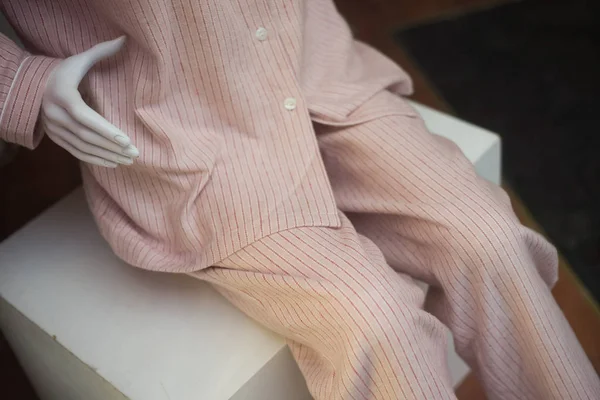Nahaufnahme von beigem Pyjama auf Schaufensterpuppe im Showroom eines Modegeschäfts — Stockfoto