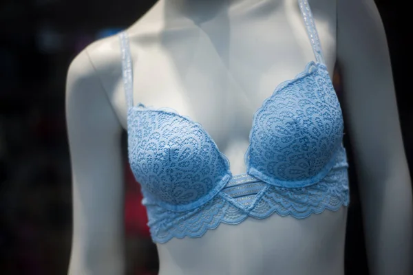 Close-up van blauwe beha op mannequin in een mode winkel voor vrouwen — Stockfoto