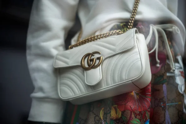 Beige leather handbag by Gucci in a luxury fashion store showroom — 스톡 사진