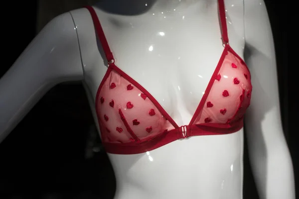 Close-up de sutiã vermelho com pequenos corações no manequim em um showroom loja de moda — Fotografia de Stock