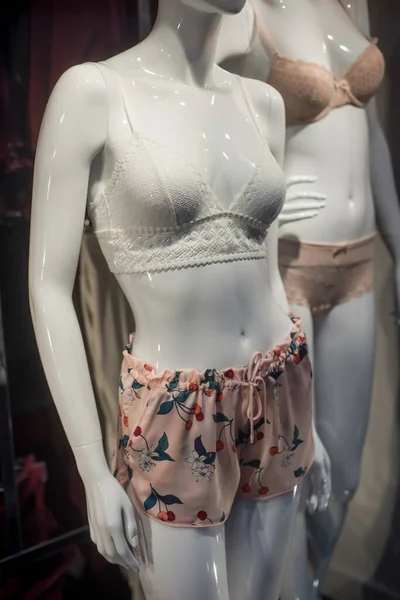 Béžová krátká a bílá podprsenka na figuríně v módním obchodě showroom — Stock fotografie