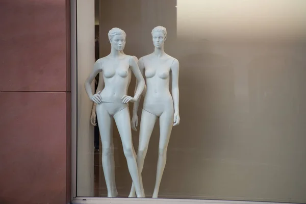 Naakt mannequins in een modewinkel showroom — Stockfoto