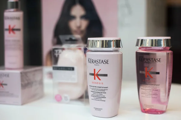 Roze shampoo en lotion flessen van Kerastase merk in een kapper showroom — Stockfoto