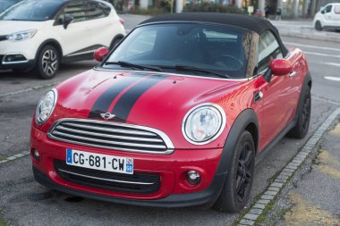  Caddeye park edilmiş kırmızı mini Cooper 'ın ön görüntüsü. 