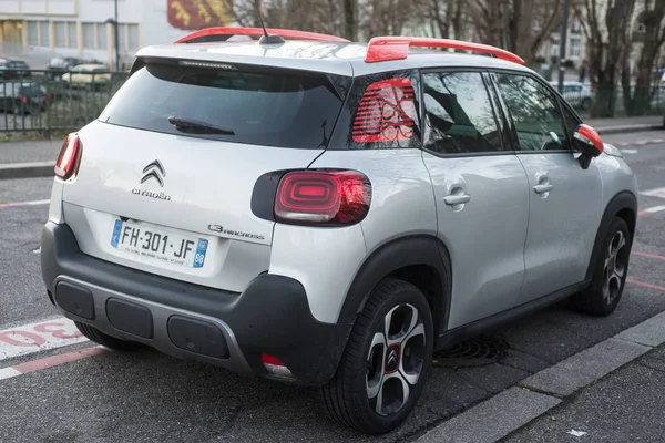 Vista traseira da cruz cinzenta do ar de Citroen C3 estacionada na rua — Fotografia de Stock