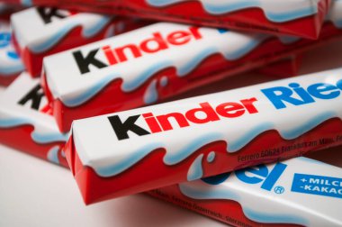 Beyaz arka planda Ferrero Compagny 'den Kinder çikolatası. 