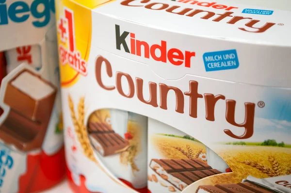 Шоколад в детской стране с зерновыми на белом фоне ферреро Компани — стоковое фото