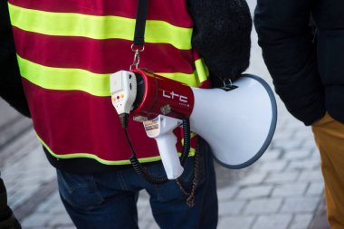 İnsanlar sokakta megafonla protesto ediyor. 