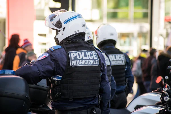 Polícia municipal francesa em moto olhando manifestação contra reformas de pensão na rua — Fotografia de Stock