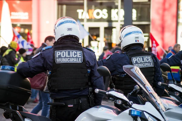 Police municipale française à moto à la recherche d'une manifestation contre les réformes des retraites dans la rue — Photo