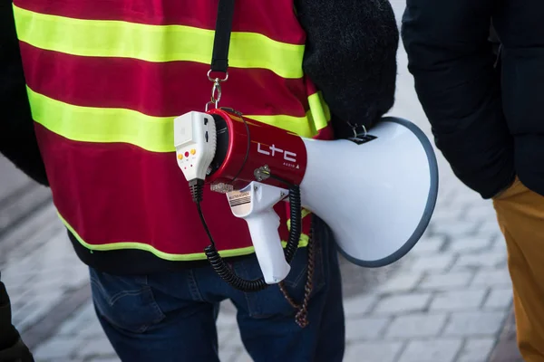 Människor protesterar på gatan med en megafon — Stockfoto