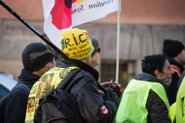 Persone con giubbotto giallo che protestano contro le riforme pensionistiche del governo — Foto Stock