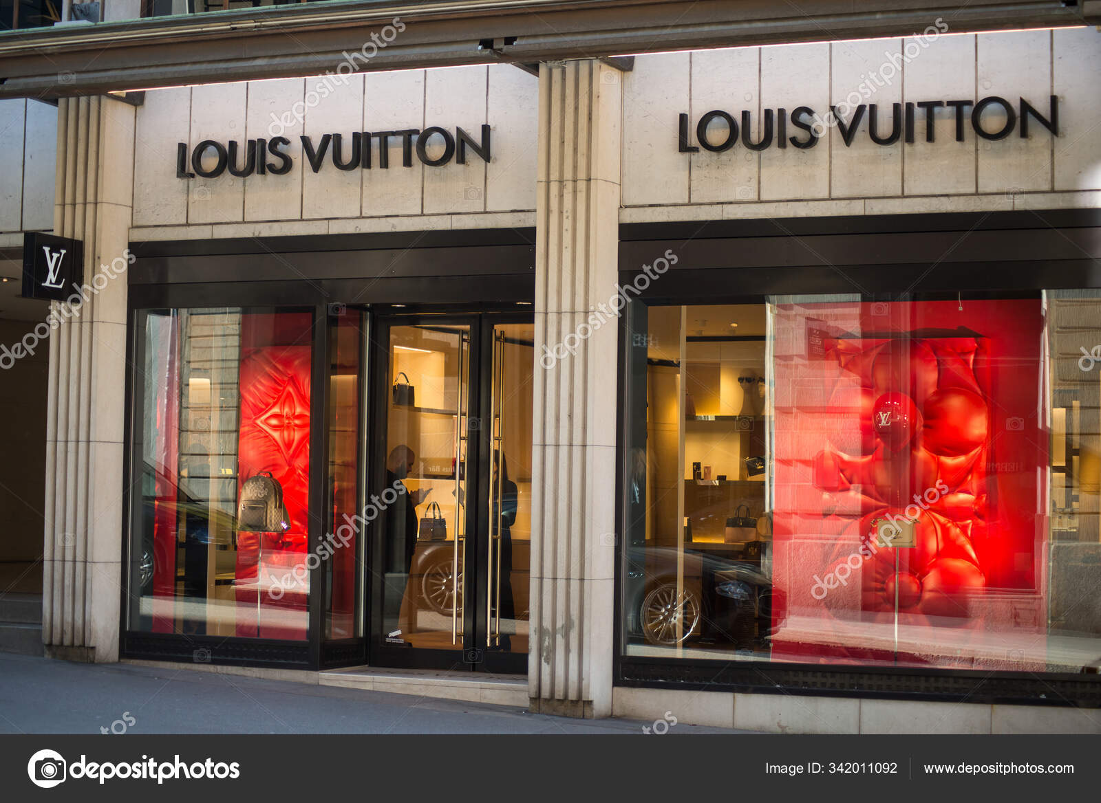 Magasin Louis Vuitton showroom dans la rue, Louis Vuitton est la célèbre marque française de ...