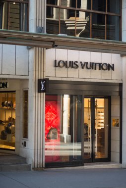 Louis Vuitton mağazasının caddedeki galerisi, Louis Vuitton lüks çantaların ünlü Fransız markasıdır. 