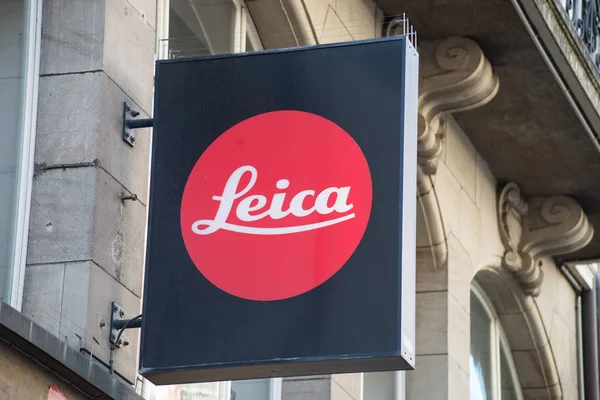 Leica logo en el letrero en el frente de la tienda en la calle yhe — Foto de Stock