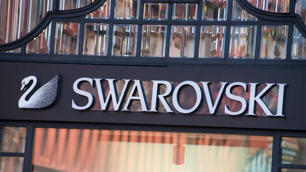 Logotipo de Swarovski en el frente de joyería de lujo en la calle — Foto de Stock