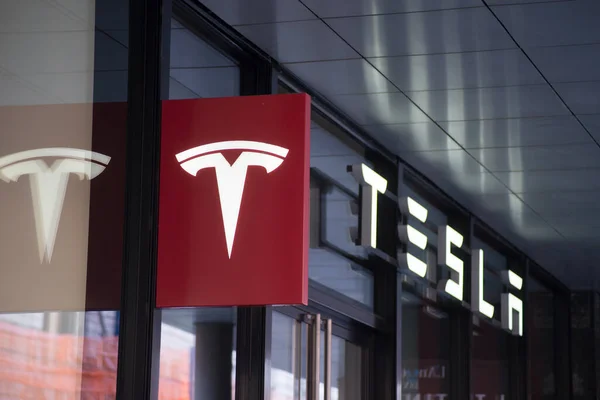 Tesla-Logo auf der Front des Autohändlers in der Stadt — Stockfoto