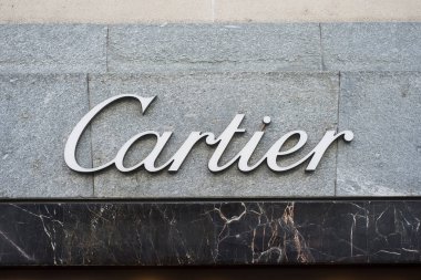 Cartier logosu caddedeki lüks bir kuyumcunun önünde.
