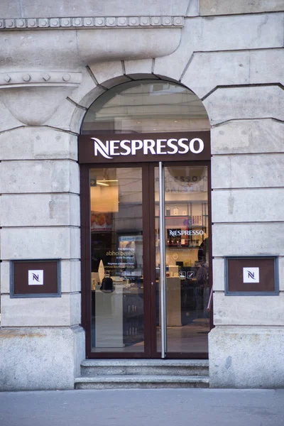 Nespresso frente a la tienda, nespresso es la famosa marca en cápsulas de café por nestle compagny —  Fotos de Stock