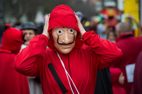 ダリのマスクと赤い衣装を持つ人々, Netflix上のカーサ・デ・パペル・セリエの有名な衣装 — ストック写真