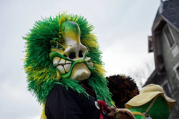 People parading in the street with mask and green wig during the carnival — Stock Photo, Image