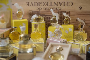 Nina Ricci 'nin bit pazarındaki minyatür şişe koleksiyonu.