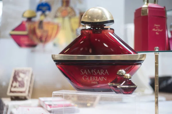 Большая бутылка духов Samsara от Guerlain на блошином рынке — стоковое фото