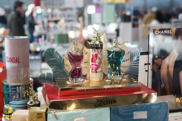 Flacons de parfum miniatures de Jean Paul Gaultier au marché aux puces — Photo