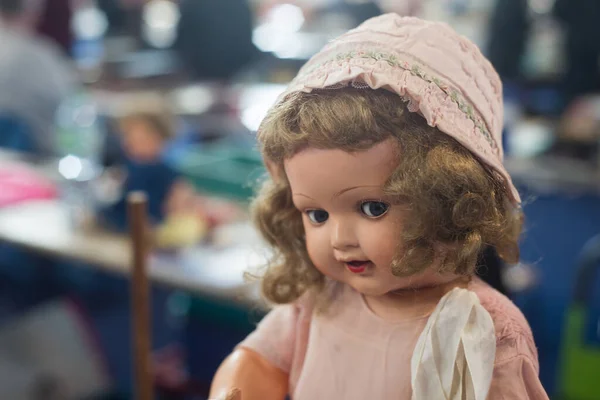 Fechar a boneca vintage para venda no mercado de pulgas — Fotografia de Stock