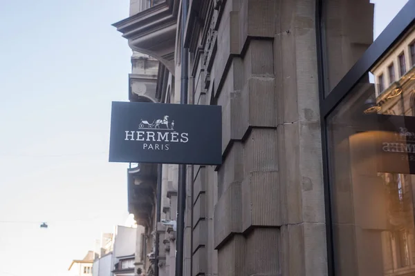 街上奢侈品商店前面的标牌上有赫尔墨斯的标志 — 图库照片