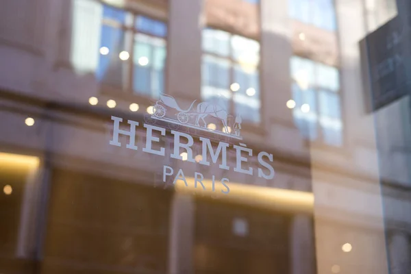 Logotipo Hermes na janela na frente da loja de luxo na rua — Fotografia de Stock