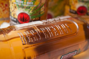 Desperados beyaz arka planda, Desperados tekila ile ünlü bir Meksika birasıdır.
