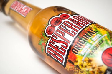 Desperados beyaz arka planda, Desperados tekila ile ünlü bir Meksika birasıdır.