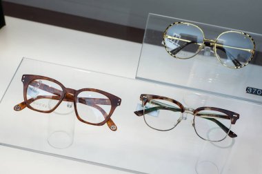 Gucci 'nin gözlüğü bir gözlükçünün mağazasında.