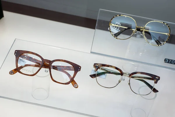 Brillen von Gucci im Showroom eines Optikergeschäfts — Stockfoto