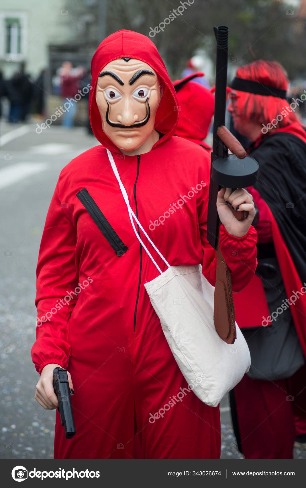 Informeer seks succes People with dali mask and red costume, the famous costume of the casa de  papel serie on Netflix – Stock Editorial Photo © NeydtStock #343026674