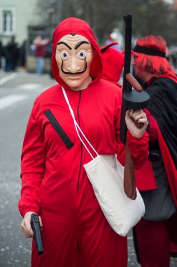 Dali maskeli ve kırmızı kostümlü insanlar Netflix 'teki Casa de papel serie' nin ünlü kostümü. 