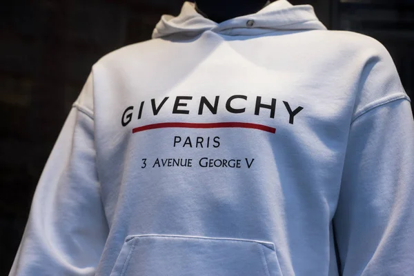 Белая футболка от Givenchy в модном магазине — стоковое фото