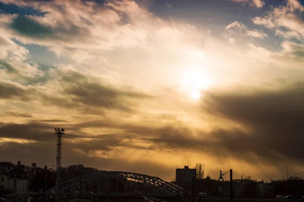 Stadsgezicht van Mulhouse in Frankrijk met spoorwegen en brugsilhouet bij zonsondergang — Stockfoto