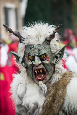Sokakta yürüyen korkunç kostümlü insanların portresi. 