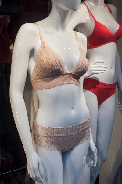 Primer plano de sujetador de color marrón en el maniquí en la tienda de moda — Foto de Stock