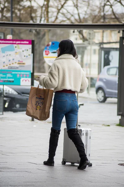 Portret van Aziatisch toeristisch wandelen met koffer in treinstation — Stockfoto