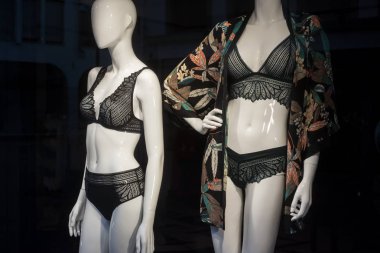 Yakın plan yeşil renkli iç çamaşırı ve baskılı pijama  