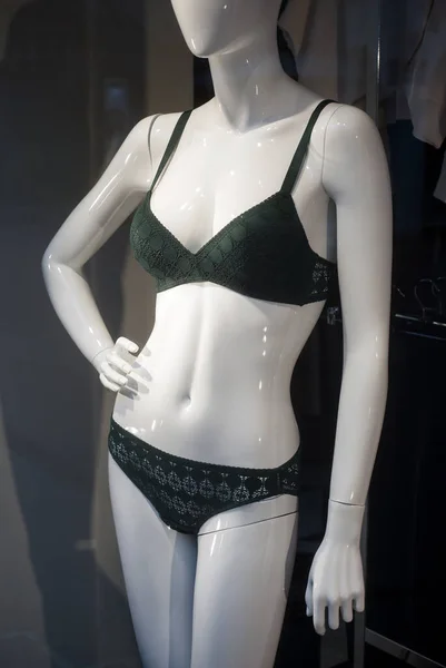 Primer plano de la ropa interior de color verde en el maniquí en la tienda de moda — Foto de Stock