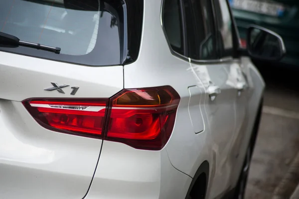 Fanale posteriore sulla BMW X1 bianca parcheggiata in strada — Foto Stock