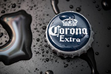Mulhouse - Fransa - 19 Şubat 2020 - Corona bier kapaklarındaki su damlalarının kapatılması