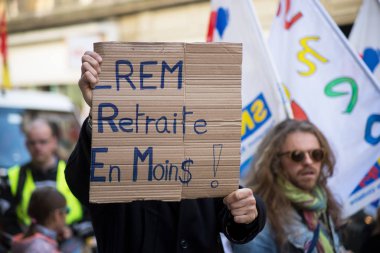 Mulhouse - Fransa - 20 Şubat 2020 - Hükümetin emeklilik reformuna karşı bayraklarla sokakta protesto yapan insanların portresi  